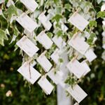 Elle Fowler Instagram - Table and seating cards for the guests hanging from vines 😍