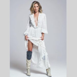 Ellen Hollman Instagram - Ok Monday…let’s see what you got 💃🏼
-
-
-
-

@makeup_by_karishma 
#matrixresurrections  #matrix4 #echo #trinity @the_matrix_4 @wbpictures #actress #editorial  #bold  #drama #cast #action  #actress @zerogravitymgmt @mcconnellm01 @personapr photos by @rikerbrothers styling by  @highheelprncess lashes by @linah1004 @ndskinandlashes skincare by @luuhairdesign color by @stefslayshair @blondbeautylounge hair styling by @guiniushair