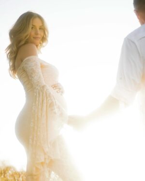 Ellen Hollman Instagram - All you need is love💕
-
-
-
-
📸 by @keithandreen 
-
-
-
🌈🌈
