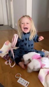 Ellen Bergström Instagram - Igår blev vår älskade Elsy 3 år gammal. Jag var så stressad inför allt fix så hann knappt känna efter.. på morgonen när jag försiktigt öppnar upp hennes dörr och sjunger ”ja må du leva” så brister rösten. För tre år sedan låg hon och kravlade på mitt bröst och vi fick hjälpa henne med allt. Nu är hon en egen person, kan själv, pratar, diskuterar, skrattar och blir arg. Jag älskar att uppleva livet med henne. Jag älskar dig från botten av mitt hjärta Elsy Bergström Lij ❤️❤️❤️❤️