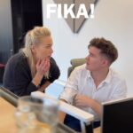 Ellen Bergström Instagram – Torsdag på kontoret! Nån som är sugen på en kopp?! Om ni behöver ny inredning och möbler till kontoret så vet ni vart ni vänder er – till @aj_produkter så klart! Där kan ni vraka och välja mellan över 15 000 högkvalitativa produkter till kontoret, för alla arbetsplatsbehov och för alla typer av medarbetare! 🤩 #ajprodukter #bragrejer #livetpåjobbet