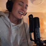 Ellen Bergström Instagram - Den här julen blev lite annorlunda minst sagt.. jag har fått covid och ser ut som att jag kommer fira julafton ensam. Men det är okej ❤️ Det är ju faktiskt bara en dag. Jag underhåller mig med diverse saker.. nu passade jag på att sjunga lite i pausen på Bingolotto 🥰 Har hittat lite renoveringsprojekt i grovsoprummet men insåg snabbt jag inte har någon kunskap kring elektroniksrenovering.. 🙈 har även försökt limma ihop en julkula med kontaktlim (och det gick inte bra, så nu vet jag det😅). Ja, tänk vad mycket jag lärt mig bara idag. God jul på er fina ni!