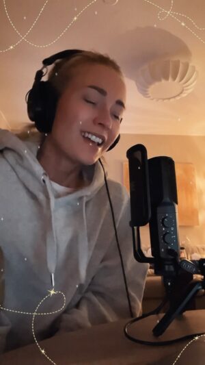 Ellen Bergström Instagram - Den här julen blev lite annorlunda minst sagt.. jag har fått covid och ser ut som att jag kommer fira julafton ensam. Men det är okej ❤️ Det är ju faktiskt bara en dag. Jag underhåller mig med diverse saker.. nu passade jag på att sjunga lite i pausen på Bingolotto 🥰 Har hittat lite renoveringsprojekt i grovsoprummet men insåg snabbt jag inte har någon kunskap kring elektroniksrenovering.. 🙈 har även försökt limma ihop en julkula med kontaktlim (och det gick inte bra, så nu vet jag det😅). Ja, tänk vad mycket jag lärt mig bara idag. God jul på er fina ni!
