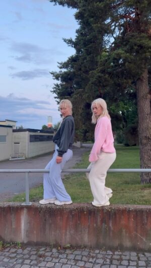 Ellen Bergström Instagram - ”Vi går ut på en promenad en sväng bara, nu när barnen somnat” @kajsabergstrom