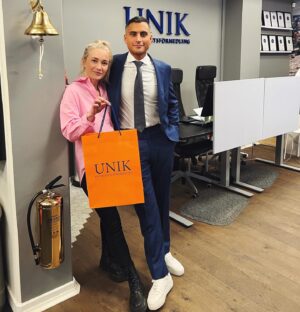 Ellen Bergström Instagram - Nu är jag sommarstugeägare i Läppe! Tog så klart hjälp av bästa mäklaren @samirbadrans 😍🖌