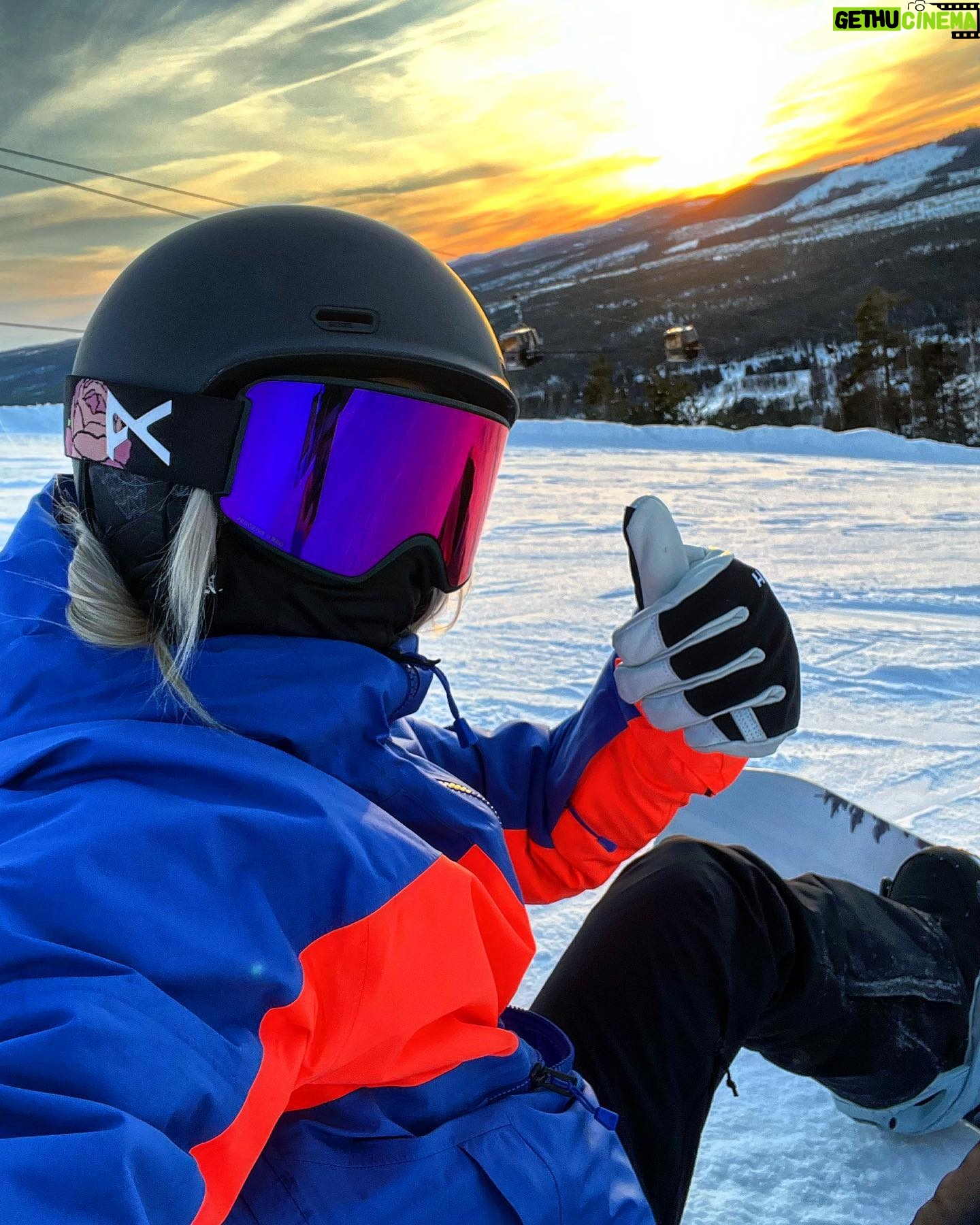 Ellen Bergström Instagram - Hann med ett åk nu på kvällen i alla fall, så man är redo för lite tävling med @burtonsnowboards imorgon 😅