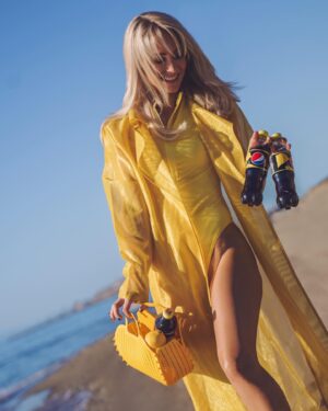 Ellen Bergström Instagram - Betald reklam för @pepsimaxsverige - ville bara med dessa jättetråkiga bilder från ett soligt Marbella säga att Pepsi MAX Lemon är riktigt god 😎🍋