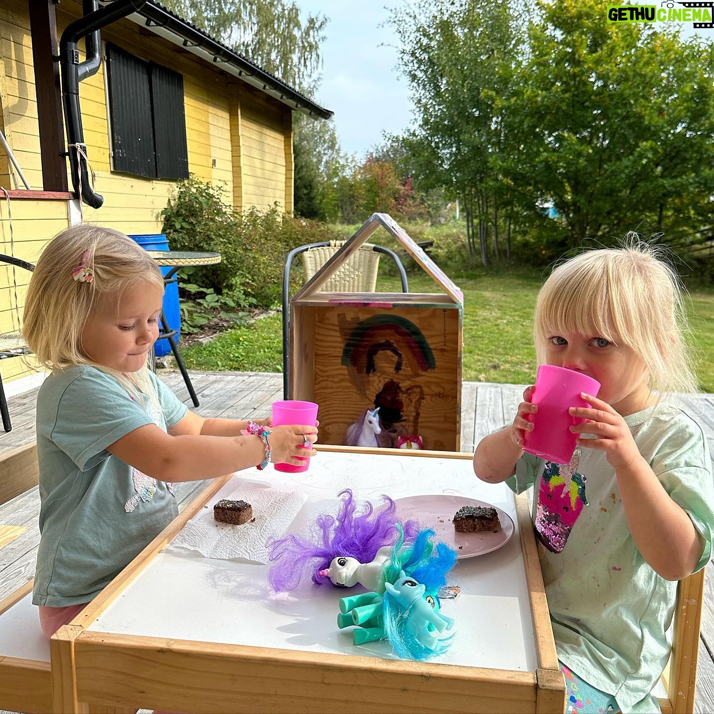 Ellen Bergström Instagram - Bästa busdagen med kusinerna Elsy och Lo ❤️ vi har gjort armband, målat dockhus med vattenfärg och haft utomhusbio 🥰❤️🙏🏻