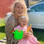 Ellen Bergström Instagram - Min älskade älskade Pälsy ❤️❤️❤️ Tänk att hon snart är 1,5 år? Tiden bara springer iväg.. ibland brukar jag bara stanna upp och titta på henne, så får jag feeling och ba, nu ska vi kramas och minnas den här stunden. Du och jag. Går 1 sekund sedan krånglar hon sig ur och vrålar ”nöttaaaaa uuumpaaah” (mössa strumpa). Ja.. det är väl lite så det känns att vara förälder antar jag.
