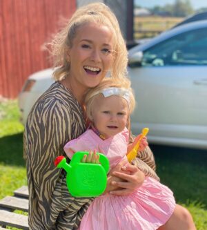 Ellen Bergström Instagram - Min älskade älskade Pälsy ❤️❤️❤️ Tänk att hon snart är 1,5 år? Tiden bara springer iväg.. ibland brukar jag bara stanna upp och titta på henne, så får jag feeling och ba, nu ska vi kramas och minnas den här stunden. Du och jag. Går 1 sekund sedan krånglar hon sig ur och vrålar ”nöttaaaaa uuumpaaah” (mössa strumpa). Ja.. det är väl lite så det känns att vara förälder antar jag.