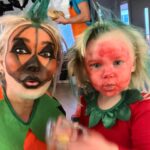 Ellen Bergström Instagram – Halloweenpumpan och.. 40-sekundersjordgubben 🤣❤️ ser inte fram emot att försöka få bort den gröna hårsprayen.. men minns att ketchup ska funka bra mot gröna toner 😅