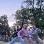 Ellen Bergström Instagram - Perfekt dans för Kajsas nya vita linnebyxor! @kajsabergstrom @jenny.amin 🤣❤️