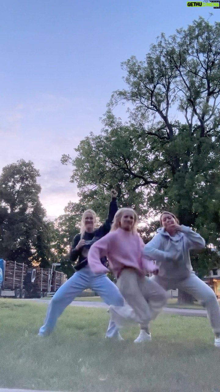 Ellen Bergström Instagram - Perfekt dans för Kajsas nya vita linnebyxor! @kajsabergstrom @jenny.amin 🤣❤️