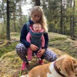 Ellen Bergström Instagram – Kollar ofta tillbaks på bilder och filmer. Tiden går så fort. Jag ser på dem och tänker ”att jag inte njöt mer av tiden när Elsy var mindre”.. som förälder har jag väldigt höga krav på mig själv. Jag tror många kan känna igen sig.. jag får ångest för att tänker att jag inte varit tillräckligt närvarande, att jag inte hunnit med att köpa utvecklande leksaker, att hon inte fått sina D-droppar, att hon suttit vid tv:n för mycket, att vi inte åkt iväg och hittat på något.. nej men hela tiden slår jag på mig själv för något. Livet tuffar på SÅ snabbt och jag hinner inte stanna upp känns det som. Att både vara mamma, arbeta och vara sig själv är svårt.. och ibland känns det som att alla andra har det så himla lätt!? För mig har det verkligen varit ett helt nytt liv, helt plötsligt har jag varit tvungen att planera in i minsta detalj, ibland månader i förväg (för vissa är det ju vardag, men för mig är det helt nytt 😅). Japp, det är verkligen ett annat liv och jag förstår ni som skrattade lite tyst åt mig när jag var gravid och sa ”jag tror mitt liv kommer se likadant ut som innan, hon kommer få följa med på armen”….. 🤣 nej men alltså 🤣 Ja.. nej så är det inte. Det är inte samma ”det löser sig, det är lugnt känsla” som infinner sig när nägon annans barn skriker som när ens eget tar ton.. Stressnivåerna åker i höjden 🤣 Så, ville bara skicka lite pepp till er där ute, och som kanske tror att allt bara är en dans på rosor för att man ser härliga stories på Instagram! ❤️