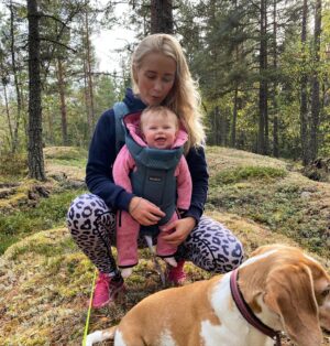 Ellen Bergström Instagram - Kollar ofta tillbaks på bilder och filmer. Tiden går så fort. Jag ser på dem och tänker ”att jag inte njöt mer av tiden när Elsy var mindre”.. som förälder har jag väldigt höga krav på mig själv. Jag tror många kan känna igen sig.. jag får ångest för att tänker att jag inte varit tillräckligt närvarande, att jag inte hunnit med att köpa utvecklande leksaker, att hon inte fått sina D-droppar, att hon suttit vid tv:n för mycket, att vi inte åkt iväg och hittat på något.. nej men hela tiden slår jag på mig själv för något. Livet tuffar på SÅ snabbt och jag hinner inte stanna upp känns det som. Att både vara mamma, arbeta och vara sig själv är svårt.. och ibland känns det som att alla andra har det så himla lätt!? För mig har det verkligen varit ett helt nytt liv, helt plötsligt har jag varit tvungen att planera in i minsta detalj, ibland månader i förväg (för vissa är det ju vardag, men för mig är det helt nytt 😅). Japp, det är verkligen ett annat liv och jag förstår ni som skrattade lite tyst åt mig när jag var gravid och sa ”jag tror mitt liv kommer se likadant ut som innan, hon kommer få följa med på armen”….. 🤣 nej men alltså 🤣 Ja.. nej så är det inte. Det är inte samma ”det löser sig, det är lugnt känsla” som infinner sig när nägon annans barn skriker som när ens eget tar ton.. Stressnivåerna åker i höjden 🤣 Så, ville bara skicka lite pepp till er där ute, och som kanske tror att allt bara är en dans på rosor för att man ser härliga stories på Instagram! ❤️