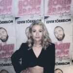 Ellen Bergström Instagram – Jag har tänkt mycket på hur jag mår. Ni vet ”egentligen”. Och jag har TROTT, baserat på att jag är skitkass på att uppdatera Instagram, att jag mår dåligt.. att det ska ha ett samband, men har insett att jag faktiskt mår himla bra?! Om jag tänker tillbaka på mitt liv så har jag ju aldrig mått så här bra som jag gör nu? Jag känner mig stabil och närvarande. Anledningen till att jag tappat suget för att uppdatera på Instagram har en annan grund nu när jag verkligen tänker efter… för drygt ett år sedan läste jag kommentarer om mig på en bloggskvallersida. Jag blev hånad – man skrev att jag var krystad, försökte vara rolig, att jag var högljudd, pinsam, överdriven, jobbig…. Ja jag vet inte allt vad det var. Det dödade min kreativitet helt. Sen dess har jag helt enkelt inte fått tillbaka den kreativiteten. Samtidigt kanske det var meningen också? Att jag skulle släppa sociala medier lite och vara mer i verkligheten och lära känna mig själv på riktigt? För det känns verkligen som jag gjort det. Samtidigt gör det mig också arg, att elaka ord fick mig att vilja sluta göra något jag tyckte var kul. Det går emot allt vad jag tänker och står för! Om någon hade berättat den här historien för mig hade jag sagt att alla de som skrivit så där bara är bittra bajskorvar som inte har något annat att göra. För det är ju sant?? Om man mår bra, då stör man ju sig knappt på andra? Man bara tittar och rycker på axlarna typ.. Kanske garvar lite till och med? Så går man vidare i livet. Inte fasiken sitter en skitglad människa och börjar smattra elaka meningar på tangentbordet 🙈 Grejen är att det alltid kommer finnas människor som har ett behov av att skriva elaka saker för att slippa tänka på sina egna problem. Jag är ju också i en bransch där människor alltid kommer tycka ditten och datten.. vi kan ju faktiskt inte styra vad andra tycker eller säger om oss? Och OM vi skulle försöka göra det, så anpassar vi oss och så tappar vi oss själva. Tillslut gör man bara saker för att pleasa andra.. och det är väl lite där jag hamnat, då blir det inget kul, för jag fokuserar inte på det JAG tycker är kul. Oj så långt detta blev… 🤣 nu måste jag sova. Hoppas du har haft en fin söndag ❤️ kram!!