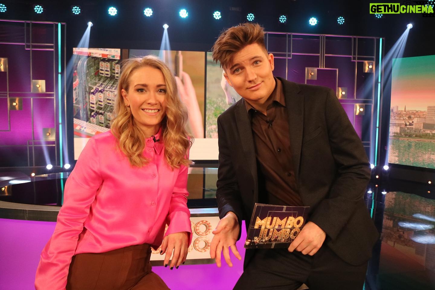 Ellen Bergström Instagram - Ikväll är jag dagens gäst i MumboJumbo 😍 kl 21:30 på TV4! @danielnorbergs