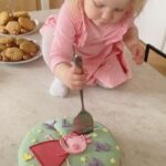Ellen Bergström Instagram – Vår fantastiska Elsy fyller 2 år idag!! 💜 Så klart fixade jag en grön Greta Gris tårta 💚 bästa tjejen