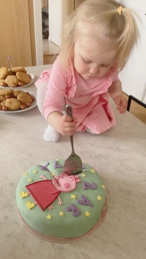 Ellen Bergström Instagram - Vår fantastiska Elsy fyller 2 år idag!! 💜 Så klart fixade jag en grön Greta Gris tårta 💚 bästa tjejen