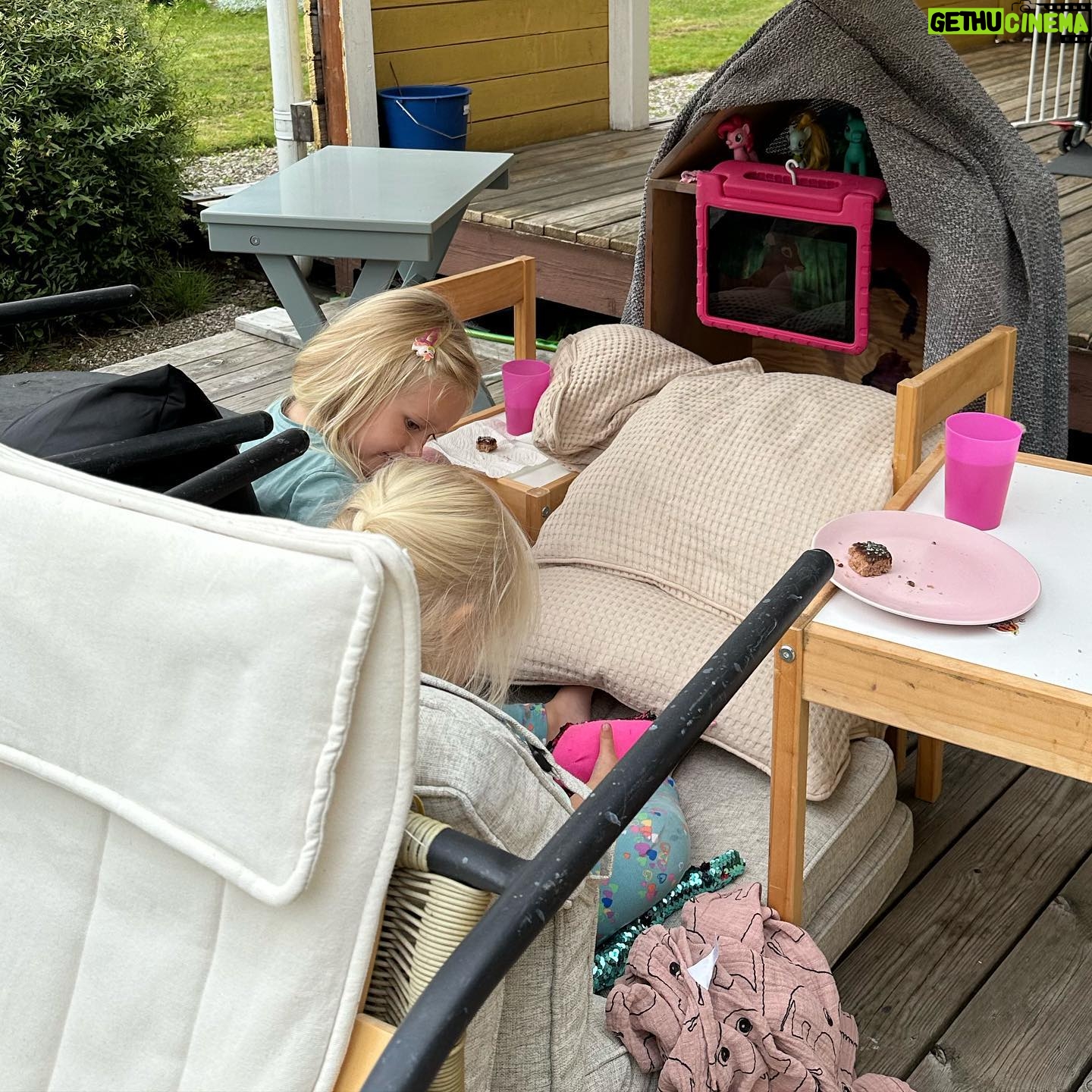 Ellen Bergström Instagram - Bästa busdagen med kusinerna Elsy och Lo ❤️ vi har gjort armband, målat dockhus med vattenfärg och haft utomhusbio 🥰❤️🙏🏻
