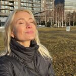 Ellen Bergström Instagram - Att känna solen i ansiktet, wow. Ska aldrig mer bli irriterad när jag blir bländad av solen! 🤣
