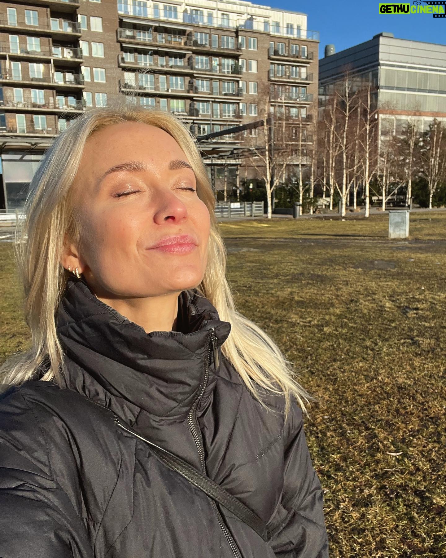 Ellen Bergström Instagram - Att känna solen i ansiktet, wow. Ska aldrig mer bli irriterad när jag blir bländad av solen! 🤣