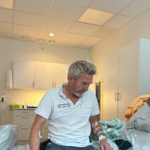 Ellen Bergström Instagram - Älskade pappa. I tisdags ringde min syster, precis när jag var på väg att packa för att åka iväg till Tyskland på inspelning. ”Pappa har åkt ambulans, han har fått en stroke”. Känslorna som infann sig i min kropp, jag skrek, nej, nej neeeej.. Var på väg att ta bilen från Sthlm till Katrineholm men min vän stoppade mig, och skjutsade mig till tåget. På 1,5 timme var jag på plats bredvid pappa, och kort därefter fick han ett nytt anfall och han fick åka i ilfart till Örebro Universitetssjukhus där de opererade honom och gjorde en trombektomi. Det visade sig vara en väldigt allvarlig stroke, och att han är med oss idag är vi så tacksamma för ❤️ bästa mamma ringde ambulansen fort, vilket var avgörande. Tack Kullbergska och tack Örebro Universitetssjukhus ❤️ Han blev mirakulöst pigg fort och fick komma hem i fredags. Älskade älskade pappa ❤️ @ostenbergstrom