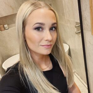 Ellen Bergström Instagram - Igår var vi på premiären av nya Bond ”No Time To Die” som anordnades av @micaelbindefeldab 🥰 Jag hade aldrig sett Bond innan 🙈 eller jag har sett typ små fragment men inte liksom en hel film, tror jag lätt kan tappa fokus när det blir för mycket action och pang pang. Men den här filmen!! Så bra! Ni måste se den 😍 så klart pang pang och action, men nu när jag snart är 32 så klarar jag av det. Ok, höll för öronen en gång 🤣🙈 mitt knep när något blir för mycket.
