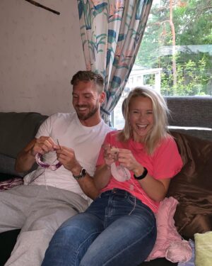 Ellen Bergström Instagram - Den här texten är inte lätt att skriva.. men ni kanske märkt att jag varit väldigt frånvarande. Jag hade inte tänkt att skriva något förrän vi flyttat isär, men nu har det gått mer än ett halvår sedan vi beslutade oss för att göra slut. Vi fick ju problem med stammarna i lägenheten lägligt nog, så vi bor nu i en ersättningslägenhet och inväntar att vår lägenhet ska bli klar så vi kan sälja och köpa en varsin. Vi trodde det skulle vara klart nu till våren, men icke, vilket varit tufft. Vi har hängt ihop i över 5 år och Niclas känner mig som ingen annan. Vi älskar varandra, men kärleken finns inte kvar.. Vi har försökt och försökt men kommit fram till att det inte går. Det har varit ett väldigt lugnt uppbrott, vilket ni kanske kan förstå eftersom vi bott ihop utan att vara ihop i över 6 månader 😅 Det jobbigaste tycker jag är tanken på att vi inte kommer vara en familj. Att behöva förklara för Elsy.. :( inte kul 😥 det var ju inte så här vi ville att det skulle bli ❤️ men vi har fått världens finaste dotter och vi kommer göra allt för att hon ska må bra! ❤️ även om jag och Niclas är olika på SÅÅ många plan haha, så är vår kärlek till Elsy exakt lika stor. Jag älskar Niclas och jag ville att han ska vara lycklig! Och jag älskar (för det mesta 😅) mig själv och jag vill också vara lycklig. Man lever bara en gång ❤️ ta hand om er.
