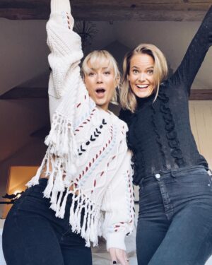 Ellen Bergström Instagram - Igår checkade jag och @amandachristensen in på slott! Ujuj, vi har badat badkar tillsammans som vi gjorde när vi var små 😅 överanvändandet av hårinpackning gjorde det dock svårt att hålla sig över vattenytan av allt glid.. det blev oförutsedda huvuddopp och okontrollerade tår som hamnade lite.. varstans 🤣🤣 Sen åt vi en helt fantaaaastisk 3-rätters och somnade sedan som stockar ❤️ nu är mammorna utvilade och redo för snoriga näsor och bus! ❤️