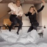 Ellen Bergström Instagram - Igår checkade jag och @amandachristensen in på slott! Ujuj, vi har badat badkar tillsammans som vi gjorde när vi var små 😅 överanvändandet av hårinpackning gjorde det dock svårt att hålla sig över vattenytan av allt glid.. det blev oförutsedda huvuddopp och okontrollerade tår som hamnade lite.. varstans 🤣🤣 Sen åt vi en helt fantaaaastisk 3-rätters och somnade sedan som stockar ❤️ nu är mammorna utvilade och redo för snoriga näsor och bus! ❤️