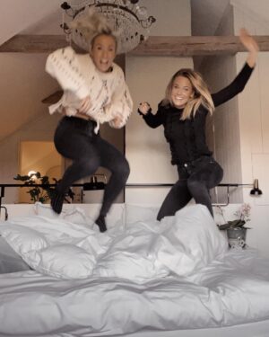Ellen Bergström Instagram - Igår checkade jag och @amandachristensen in på slott! Ujuj, vi har badat badkar tillsammans som vi gjorde när vi var små 😅 överanvändandet av hårinpackning gjorde det dock svårt att hålla sig över vattenytan av allt glid.. det blev oförutsedda huvuddopp och okontrollerade tår som hamnade lite.. varstans 🤣🤣 Sen åt vi en helt fantaaaastisk 3-rätters och somnade sedan som stockar ❤️ nu är mammorna utvilade och redo för snoriga näsor och bus! ❤️