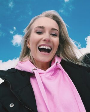Ellen Bergström Instagram - Längesedan jag uppdaterade 🙈 Hoppas ni alla mår bra ❤️ Jag har fullt upp med att renovera sommarstuga jag, att skapa och bygga är det ROLIGASTE jag vet!! Men det tar mycket längre tid än vad jag tänker i huvudet…. 😅