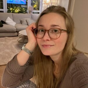 Ellen Bergström Instagram - Nu har jag fått svar på min adhd-utredning (om jag inte har någon avvikelse på läkarbesöket, men det är typ 0,01 % chans). Känns faktiskt väldigt skönt att få diagnosen, det förklarar såå mycket ❤️💜❤️ tydligen så har jag ”klart över genomsnittet” på perceptuell funktion vilket är ojämnt mot mitt arbetsminne som ligger i genomsnittet. Ja alla de där orden… men ja. Förenklat: jag är väldigt bra på logiskt tänkande och att se mönster - men har svårt att komma ihåg saker i huvudet! Huvudräkning t.ex. Sen var det massa annat men det var det där som var mest tydligt. Sedan spelar ju intervjuerna mest roll. Ja, idag känns det väldigt skönt i alla fall. Att få som ett ”svar” typ. Snart början resan framåt 🌟💛🌟