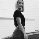 Ellen Bergström Instagram - 3 år sedan, när man fick leva ut sina modelldrömmar med fotograf @fabianwester i LA - hade en dröm när jag var liten att bli modell. Jag och @stephcapdevila ca 11 år gamla gick lös på engångskameran och skulle skicka in ett portfolio till Stockholmsgruppen. Vi hängde upp ett grönt lakan som bakgrund, men det täckte bara halva dörren. Så såg mer ut som någon hade glömt kvar tvätten. Satte oss i hörnan och lät blixtarna gå av. När vi var klara drömde vi oss bort medan vi bläddrade i H&M-katalogen.. ”en dag kommer vi vara med här” 🤣. Sen kom framkallningen. Haha jag ska leta fram bilderna på oss här, för det var riktigt illa. Det var tufft att leka modell på den tiden, då man fick gissa sig till vad som blev bra 🤣