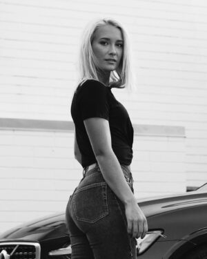 Ellen Bergström Instagram - 3 år sedan, när man fick leva ut sina modelldrömmar med fotograf @fabianwester i LA - hade en dröm när jag var liten att bli modell. Jag och @stephcapdevila ca 11 år gamla gick lös på engångskameran och skulle skicka in ett portfolio till Stockholmsgruppen. Vi hängde upp ett grönt lakan som bakgrund, men det täckte bara halva dörren. Så såg mer ut som någon hade glömt kvar tvätten. Satte oss i hörnan och lät blixtarna gå av. När vi var klara drömde vi oss bort medan vi bläddrade i H&M-katalogen.. ”en dag kommer vi vara med här” 🤣. Sen kom framkallningen. Haha jag ska leta fram bilderna på oss här, för det var riktigt illa. Det var tufft att leka modell på den tiden, då man fick gissa sig till vad som blev bra 🤣