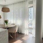 Ellen Bergström Instagram – Reklam för @pergoflooring – en av de bästa sakerna jag vet är att inspirera till att våga göra själv! Här i videon lägger jag Pergos värmegolv Quickheat och sedan laminatgolvet Pergo Lillehammer Pro. Detta golv bleks inte, är enkelt att lägga, rep- och vattentåligt och är dessutom Svanenmärkt och har livstids garanti 🥰 Det ljusa golvet i videon heter ”Limfjord Oak” och i resten av lägenheten har jag lagt ”Modern Walnut” (bilderna efter). Hoppas ni blir taggade på att dra igång ett litet eget projekt hehe! Kram!