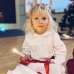 Ellen Bergström Instagram - Glad Lucia ❤️ Idag började jag dagen på skolan där jag börjat vikariera, vi hade luciatåg och eleverna var så otroligt duktiga! 🙏🏻 Sedan bar det av till Elsys förskola som också hade luciafirande, där jag hjälpte till att sjunga lite 🥰 Elsy har gått runt med lucialinnet hela dagen 🙈 och ljuset ville hon sova med.. inte så skönt kanske, men jag förstår henne - jag sov bredvid min första snowboard..