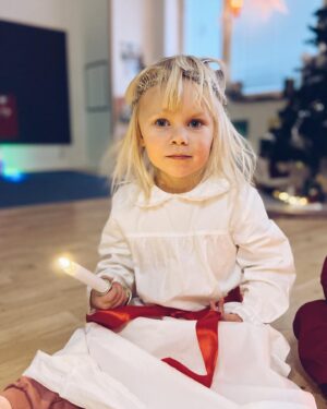 Ellen Bergström Instagram - Glad Lucia ❤️ Idag började jag dagen på skolan där jag börjat vikariera, vi hade luciatåg och eleverna var så otroligt duktiga! 🙏🏻 Sedan bar det av till Elsys förskola som också hade luciafirande, där jag hjälpte till att sjunga lite 🥰 Elsy har gått runt med lucialinnet hela dagen 🙈 och ljuset ville hon sova med.. inte så skönt kanske, men jag förstår henne - jag sov bredvid min första snowboard..