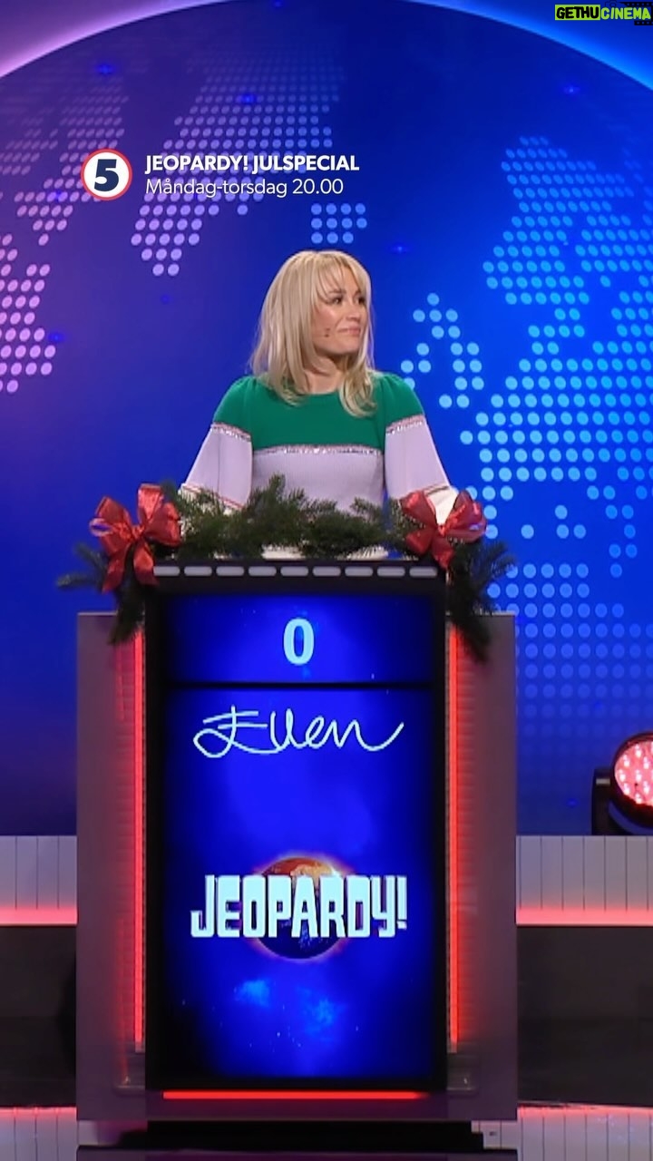 Ellen Bergström Instagram - Min hjärna kan tänka fort.. men.. bara inte när den måste tänka fort. Gosse lusse! Tagga Jeopardy Julspecial kl 20:00 på Kanal 5 ikväll 🙏🏻 @mikaeltornving @danielparis @olaforssmed ❤️❤️
