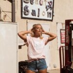 Ellen Bergström Instagram – 3 år sedan, när man fick leva ut sina modelldrömmar med fotograf @fabianwester i LA – hade en dröm när jag var liten att bli modell. Jag och @stephcapdevila ca 11 år gamla gick lös på engångskameran och skulle skicka in ett portfolio till Stockholmsgruppen. Vi hängde upp ett grönt lakan som bakgrund, men det täckte bara halva dörren. Så såg mer ut som någon hade glömt kvar tvätten. Satte oss i hörnan och lät blixtarna gå av. När vi var klara drömde vi oss bort medan vi bläddrade i H&M-katalogen.. ”en dag kommer vi vara med här” 🤣. Sen kom framkallningen. Haha jag ska leta fram bilderna på oss här, för det var riktigt illa. Det var tufft att leka modell på den tiden, då man fick gissa sig till vad som blev bra 🤣