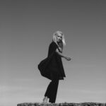 Ellen Bergström Instagram – 3 år sedan, när man fick leva ut sina modelldrömmar med fotograf @fabianwester i LA – hade en dröm när jag var liten att bli modell. Jag och @stephcapdevila ca 11 år gamla gick lös på engångskameran och skulle skicka in ett portfolio till Stockholmsgruppen. Vi hängde upp ett grönt lakan som bakgrund, men det täckte bara halva dörren. Så såg mer ut som någon hade glömt kvar tvätten. Satte oss i hörnan och lät blixtarna gå av. När vi var klara drömde vi oss bort medan vi bläddrade i H&M-katalogen.. ”en dag kommer vi vara med här” 🤣. Sen kom framkallningen. Haha jag ska leta fram bilderna på oss här, för det var riktigt illa. Det var tufft att leka modell på den tiden, då man fick gissa sig till vad som blev bra 🤣