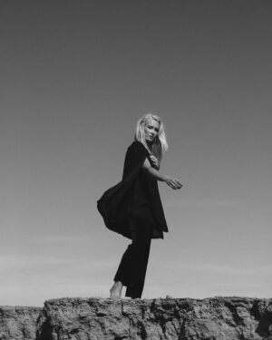 Ellen Bergström Instagram - 3 år sedan, när man fick leva ut sina modelldrömmar med fotograf @fabianwester i LA - hade en dröm när jag var liten att bli modell. Jag och @stephcapdevila ca 11 år gamla gick lös på engångskameran och skulle skicka in ett portfolio till Stockholmsgruppen. Vi hängde upp ett grönt lakan som bakgrund, men det täckte bara halva dörren. Så såg mer ut som någon hade glömt kvar tvätten. Satte oss i hörnan och lät blixtarna gå av. När vi var klara drömde vi oss bort medan vi bläddrade i H&M-katalogen.. ”en dag kommer vi vara med här” 🤣. Sen kom framkallningen. Haha jag ska leta fram bilderna på oss här, för det var riktigt illa. Det var tufft att leka modell på den tiden, då man fick gissa sig till vad som blev bra 🤣