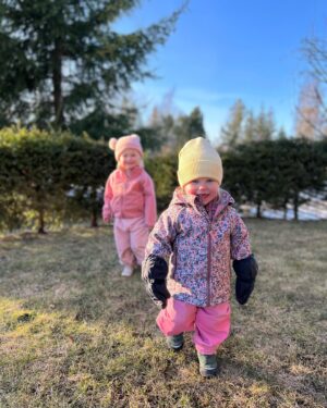 Ellen Bergström Instagram - Vilken helg! Strålande väder och vi har hunnit med att fixa massor i sommarstugan, lekt och avslutat med Bamse-bio 🥰❤️