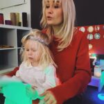 Ellen Bergström Instagram - Glad Lucia ❤️ Idag började jag dagen på skolan där jag börjat vikariera, vi hade luciatåg och eleverna var så otroligt duktiga! 🙏🏻 Sedan bar det av till Elsys förskola som också hade luciafirande, där jag hjälpte till att sjunga lite 🥰 Elsy har gått runt med lucialinnet hela dagen 🙈 och ljuset ville hon sova med.. inte så skönt kanske, men jag förstår henne - jag sov bredvid min första snowboard..