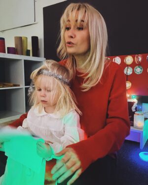 Ellen Bergström Instagram - Glad Lucia ❤️ Idag började jag dagen på skolan där jag börjat vikariera, vi hade luciatåg och eleverna var så otroligt duktiga! 🙏🏻 Sedan bar det av till Elsys förskola som också hade luciafirande, där jag hjälpte till att sjunga lite 🥰 Elsy har gått runt med lucialinnet hela dagen 🙈 och ljuset ville hon sova med.. inte så skönt kanske, men jag förstår henne - jag sov bredvid min första snowboard..