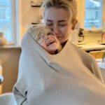 Ellen Bergström Instagram – Lite bilder från senaste veckan, det har varit stök, stress, gullegull och gråt. Typ så 😅 Imorgon åker jag till Göteborg för att göra kostymprov inför filminspelningen som börjar nästa vecka 💜 Efter kostymprovet tuffar jag vidare till ett spa, Åhus Seaside. Ladda batterierna, läsa manus och umgås med fina vänner, det ser jag fram emot 🥰