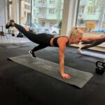 Ellen Bergström Instagram – Om man ska renovera stuga och slippa ringa efter hjälp har jag insett att det är viktigt att bygga upp styrka 💪🏼 Att klara av saker själv (och våga göra fel, för helskotta vad många fel jag gjort 😅) är en mäktig känsla!! I love it ❤️