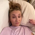 Ellen Bergström Instagram – Nån mer än jag som alltid får mentalt break down så fort hösten kommer? Varje år. Det slår aldrig fel. Men precis som man glömmer hur det känns när det är sommar på vintern… så står jag där, i chock, och ba? Men va? Varför mår jag dåligt nu? Varför känns allt helt övermäktigt och stressigt? Har säkert skrivit exakt det så här varje höst också… 😩 på ett sätt är det ju positivt, för att vi människor är så fantastiskt duktiga på att förtränga det som varit jobbigt.. ja… om det nu är positivt. Både och typ. I alla fall, i dessa lägen så är det viktigt att bryta ned alla ”måsten” och få en överblick över vad det är som tynger en. Att våga säga nej har jag återigen blivit jättedålig på och har börjat pussla min vardag, vilket var något jag sa att jag aldrig skulle göra igen efter att jag blev utbränd.. Sen upplever jag att andra orkar med så himla mycket, och jag själv klarar av en sak om dagen och är helt slutkörd.. vi får inte glömma att vi människor är sååå himla himla olika. Så lätt att jämföra sig när man har alla medel för att jämföra sig rätt framför snoken varje dag.. man får ju inte heller glömma bort att folk hellre vill visa hur produktiva de varit än tvärtom.. Ja. Detta blev en skrivande reminder för mig själv, och kanske för dig också ❤️