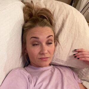 Ellen Bergström Instagram - Nån mer än jag som alltid får mentalt break down så fort hösten kommer? Varje år. Det slår aldrig fel. Men precis som man glömmer hur det känns när det är sommar på vintern… så står jag där, i chock, och ba? Men va? Varför mår jag dåligt nu? Varför känns allt helt övermäktigt och stressigt? Har säkert skrivit exakt det så här varje höst också… 😩 på ett sätt är det ju positivt, för att vi människor är så fantastiskt duktiga på att förtränga det som varit jobbigt.. ja… om det nu är positivt. Både och typ. I alla fall, i dessa lägen så är det viktigt att bryta ned alla ”måsten” och få en överblick över vad det är som tynger en. Att våga säga nej har jag återigen blivit jättedålig på och har börjat pussla min vardag, vilket var något jag sa att jag aldrig skulle göra igen efter att jag blev utbränd.. Sen upplever jag att andra orkar med så himla mycket, och jag själv klarar av en sak om dagen och är helt slutkörd.. vi får inte glömma att vi människor är sååå himla himla olika. Så lätt att jämföra sig när man har alla medel för att jämföra sig rätt framför snoken varje dag.. man får ju inte heller glömma bort att folk hellre vill visa hur produktiva de varit än tvärtom.. Ja. Detta blev en skrivande reminder för mig själv, och kanske för dig också ❤️